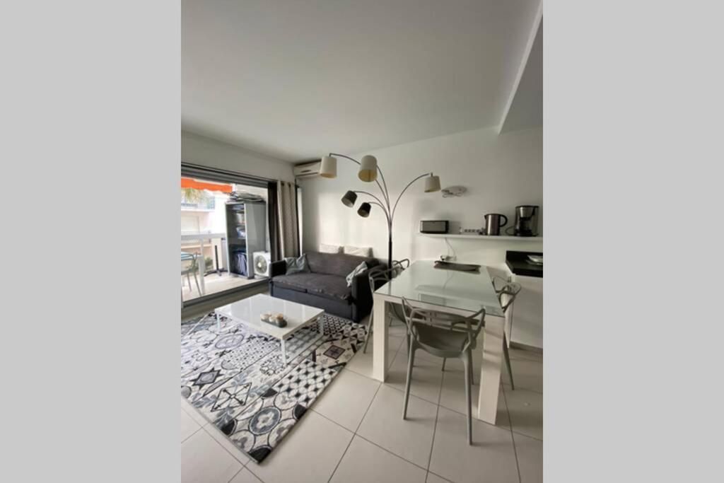 App Le Rocazur Avec Piscine Et Parking En Bord De Mer A 500M Du Centre Ville Menton Exterior photo