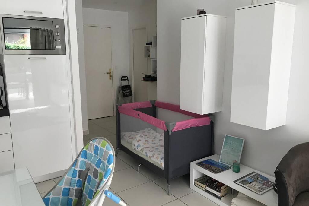 App Le Rocazur Avec Piscine Et Parking En Bord De Mer A 500M Du Centre Ville Menton Exterior photo
