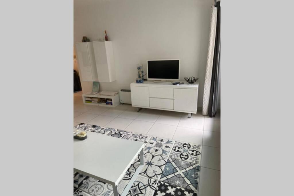 App Le Rocazur Avec Piscine Et Parking En Bord De Mer A 500M Du Centre Ville Menton Exterior photo